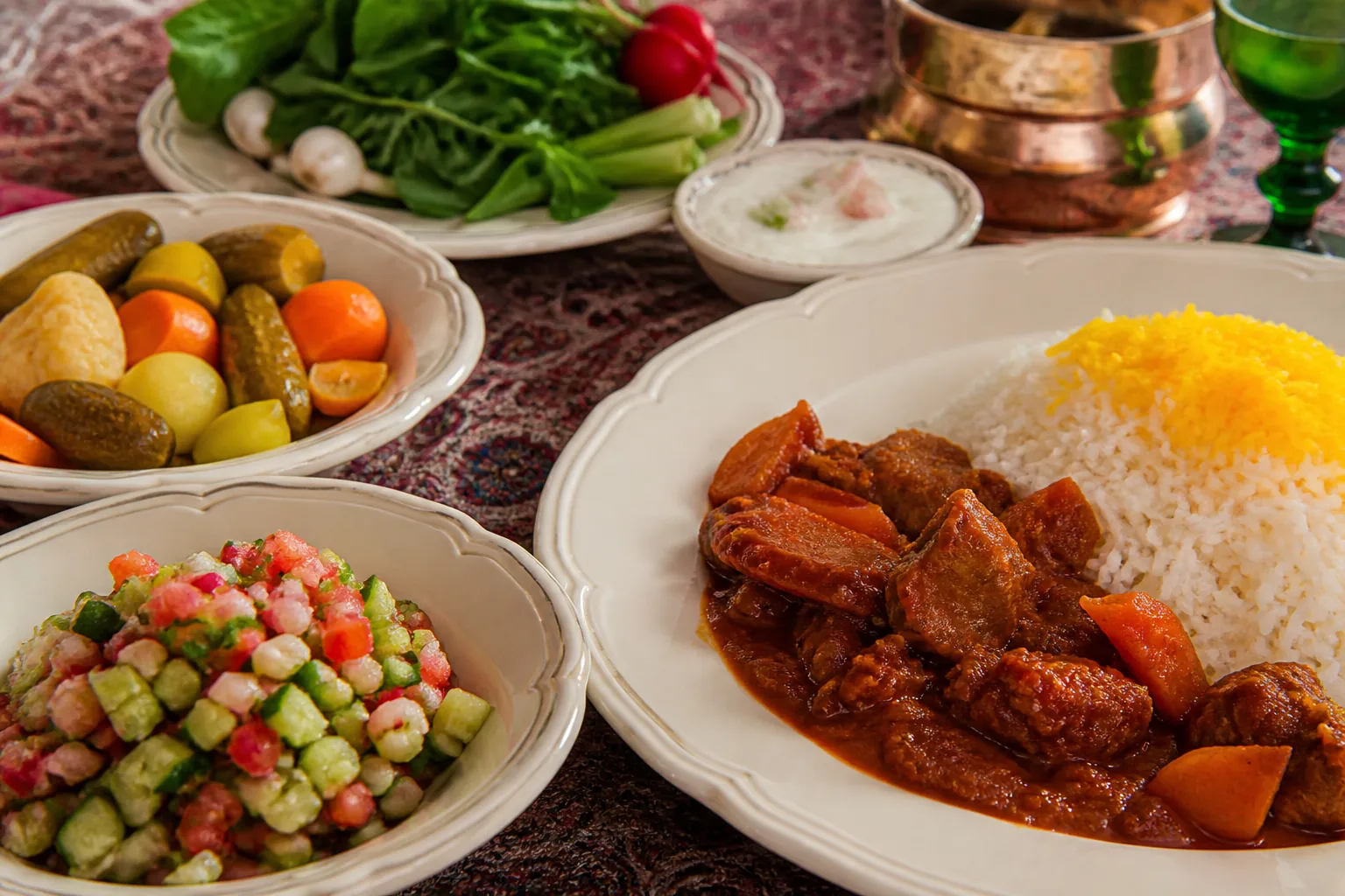 ترشی و خیارشور کنار غذا